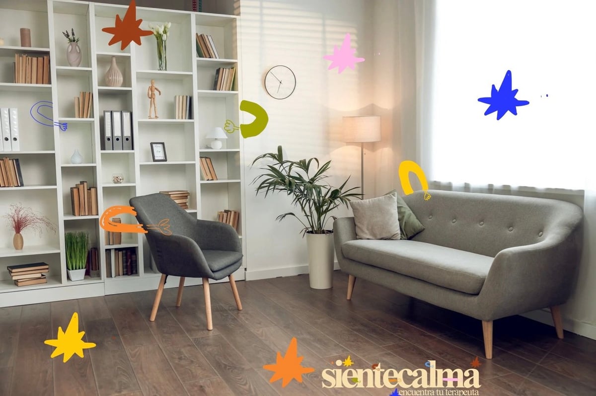 Sala luminosa con sillón y sofá grises, estantería blanca con libros, plantas y estrellas de colores con el logotipo de sientecalma